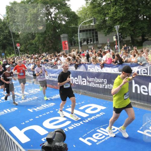 29.06.2025 - hella hamburg halbmarathon Michael Strokosch http://msf.ph/oto/8535948 29.06.2025 10:43:51 Ziel  meine-sportfotos.de