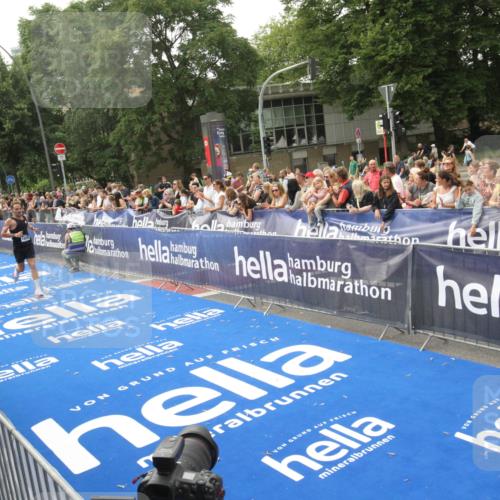 29.06.2025 - hella hamburg halbmarathon Michael Strokosch http://msf.ph/oto/8535951 29.06.2025 10:24:25 Ziel  meine-sportfotos.de