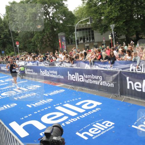 29.06.2025 - hella hamburg halbmarathon Michael Strokosch http://msf.ph/oto/8535953 29.06.2025 10:24:25 Ziel  meine-sportfotos.de