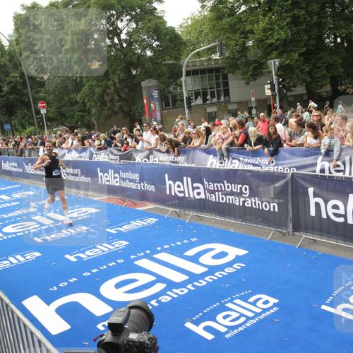 29.06.2025 - hella hamburg halbmarathon Michael Strokosch http://msf.ph/oto/8535955 29.06.2025 10:24:25 Ziel  meine-sportfotos.de