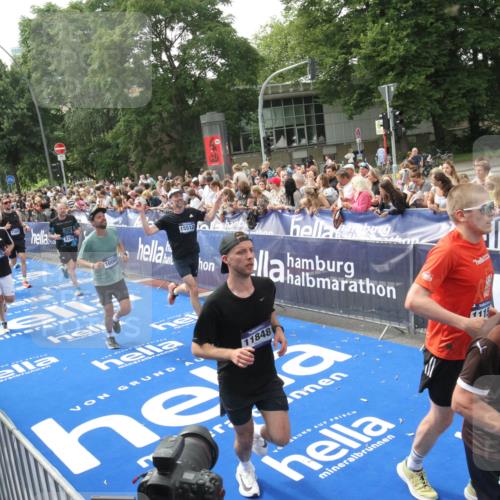 29.06.2025 - hella hamburg halbmarathon Michael Strokosch http://msf.ph/oto/8535956 29.06.2025 10:43:53 Ziel  meine-sportfotos.de