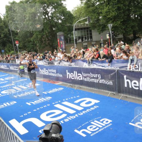 29.06.2025 - hella hamburg halbmarathon Michael Strokosch http://msf.ph/oto/8535958 29.06.2025 10:24:26 Ziel  meine-sportfotos.de
