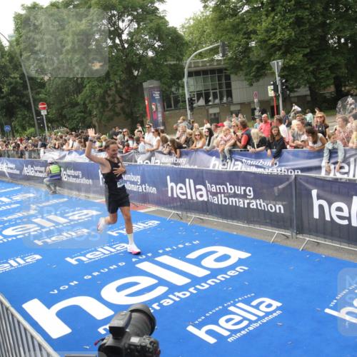 29.06.2025 - hella hamburg halbmarathon Michael Strokosch http://msf.ph/oto/8535959 29.06.2025 10:24:26 Ziel  meine-sportfotos.de