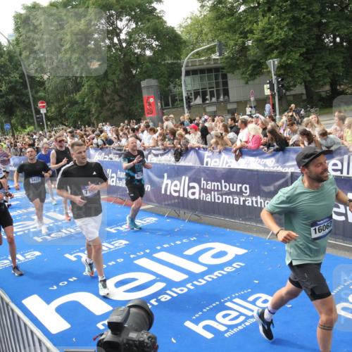 29.06.2025 - hella hamburg halbmarathon Michael Strokosch http://msf.ph/oto/8535960 29.06.2025 10:43:54 Ziel  meine-sportfotos.de