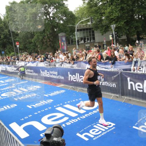 29.06.2025 - hella hamburg halbmarathon Michael Strokosch http://msf.ph/oto/8535963 29.06.2025 10:24:27 Ziel  meine-sportfotos.de
