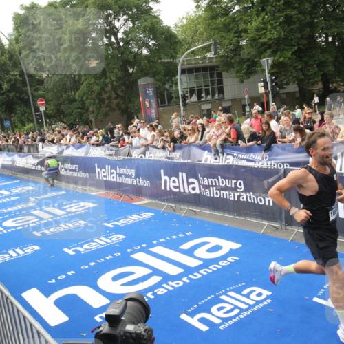 29.06.2025 - hella hamburg halbmarathon Michael Strokosch http://msf.ph/oto/8535966 29.06.2025 10:24:27 Ziel  meine-sportfotos.de