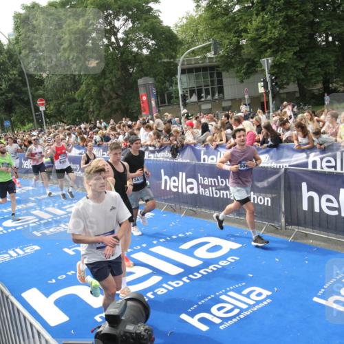 29.06.2025 - hella hamburg halbmarathon Michael Strokosch http://msf.ph/oto/8535973 29.06.2025 10:43:58 Ziel  meine-sportfotos.de