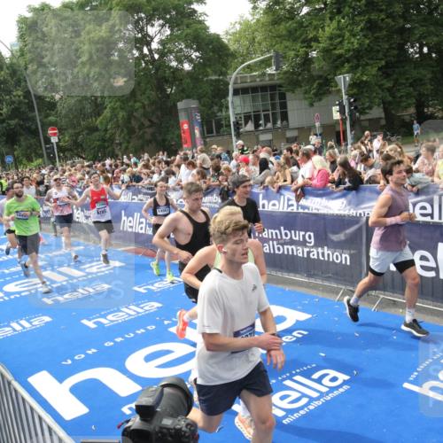 29.06.2025 - hella hamburg halbmarathon Michael Strokosch http://msf.ph/oto/8535975 29.06.2025 10:43:58 Ziel  meine-sportfotos.de