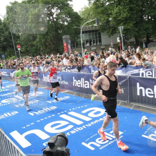 29.06.2025 - hella hamburg halbmarathon Michael Strokosch http://msf.ph/oto/8535977 29.06.2025 10:43:59 Ziel  meine-sportfotos.de