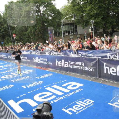 29.06.2025 - hella hamburg halbmarathon Michael Strokosch http://msf.ph/oto/8535983 29.06.2025 10:24:36 Ziel  meine-sportfotos.de