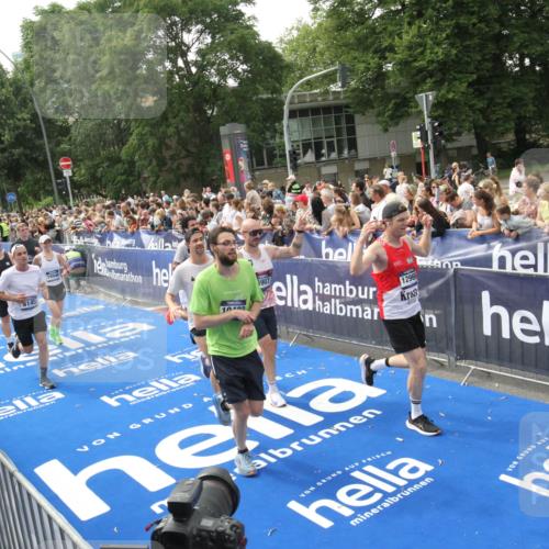 29.06.2025 - hella hamburg halbmarathon Michael Strokosch http://msf.ph/oto/8535984 29.06.2025 10:44:00 Ziel  meine-sportfotos.de
