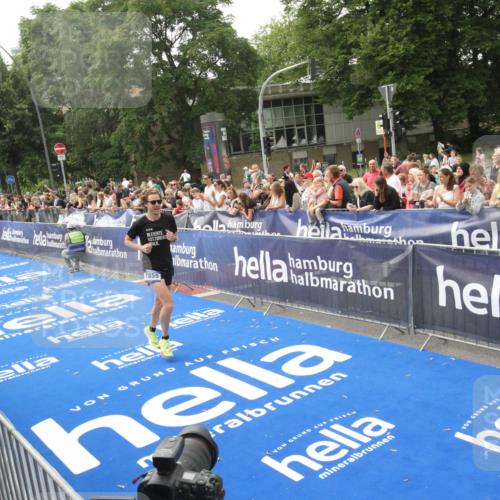29.06.2025 - hella hamburg halbmarathon Michael Strokosch http://msf.ph/oto/8535987 29.06.2025 10:24:36 Ziel  meine-sportfotos.de
