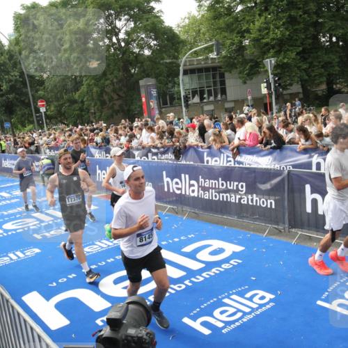 29.06.2025 - hella hamburg halbmarathon Michael Strokosch http://msf.ph/oto/8535988 29.06.2025 10:44:01 Ziel  meine-sportfotos.de