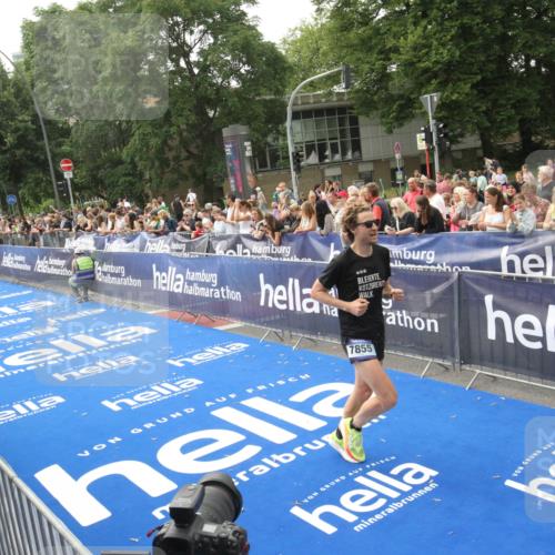 29.06.2025 - hella hamburg halbmarathon Michael Strokosch http://msf.ph/oto/8535991 29.06.2025 10:24:37 Ziel  meine-sportfotos.de