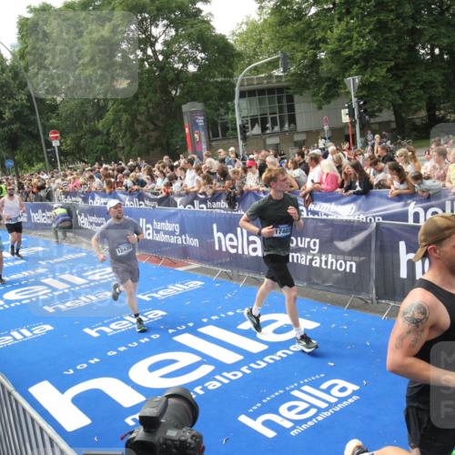 29.06.2025 - hella hamburg halbmarathon Michael Strokosch http://msf.ph/oto/8535992 29.06.2025 10:44:02 Ziel  meine-sportfotos.de