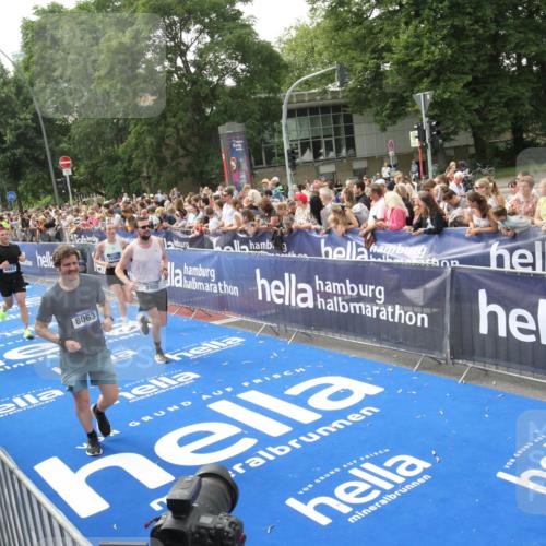 29.06.2025 - hella hamburg halbmarathon Michael Strokosch http://msf.ph/oto/8535996 29.06.2025 10:44:04 Ziel  meine-sportfotos.de