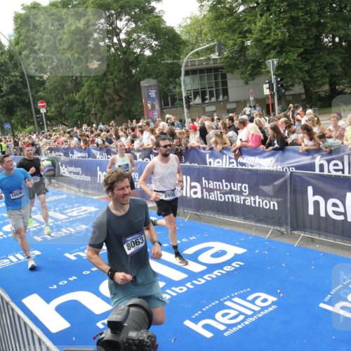 29.06.2025 - hella hamburg halbmarathon Michael Strokosch http://msf.ph/oto/8535999 29.06.2025 10:44:04 Ziel  meine-sportfotos.de