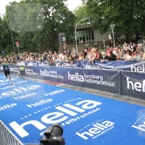 29.06.2025 - hella hamburg halbmarathon Michael Strokosch http://msf.ph/oto/8536000 29.06.2025 10:24:41 Ziel  meine-sportfotos.de