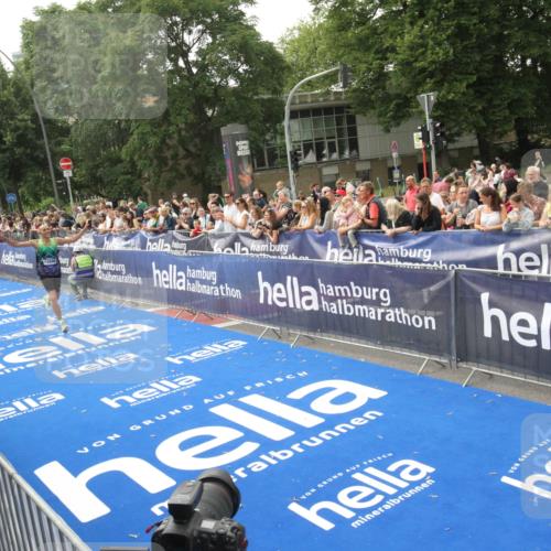 29.06.2025 - hella hamburg halbmarathon Michael Strokosch http://msf.ph/oto/8536001 29.06.2025 10:24:41 Ziel  meine-sportfotos.de
