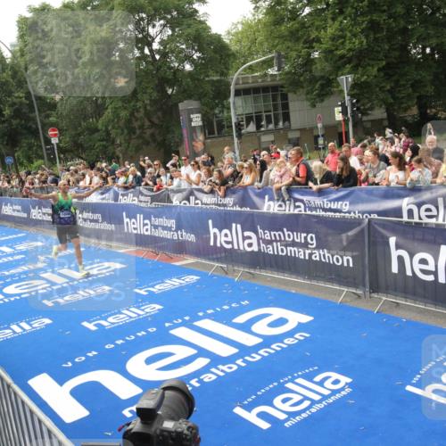 29.06.2025 - hella hamburg halbmarathon Michael Strokosch http://msf.ph/oto/8536003 29.06.2025 10:24:41 Ziel  meine-sportfotos.de
