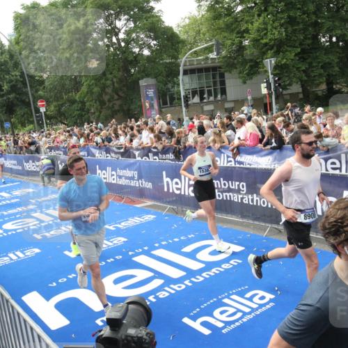29.06.2025 - hella hamburg halbmarathon Michael Strokosch http://msf.ph/oto/8536004 29.06.2025 10:44:05 Ziel  meine-sportfotos.de