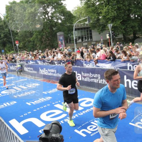 29.06.2025 - hella hamburg halbmarathon Michael Strokosch http://msf.ph/oto/8536007 29.06.2025 10:44:06 Ziel  meine-sportfotos.de