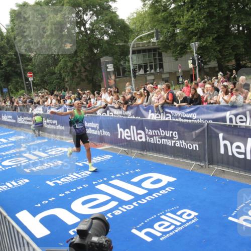 29.06.2025 - hella hamburg halbmarathon Michael Strokosch http://msf.ph/oto/8536008 29.06.2025 10:24:42 Ziel  meine-sportfotos.de