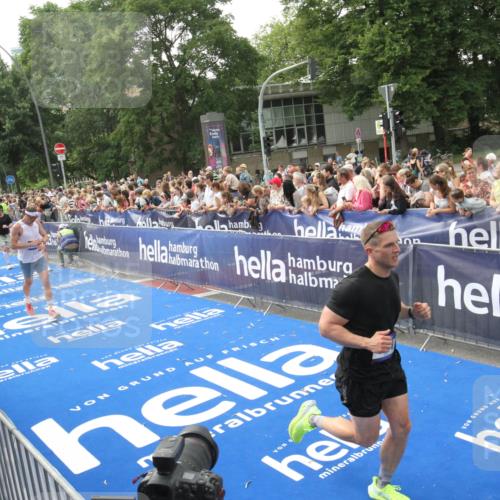 29.06.2025 - hella hamburg halbmarathon Michael Strokosch http://msf.ph/oto/8536010 29.06.2025 10:44:06 Ziel  meine-sportfotos.de