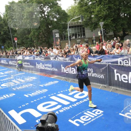 29.06.2025 - hella hamburg halbmarathon Michael Strokosch http://msf.ph/oto/8536011 29.06.2025 10:24:43 Ziel  meine-sportfotos.de