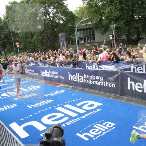 29.06.2025 - hella hamburg halbmarathon Michael Strokosch http://msf.ph/oto/8536012 29.06.2025 10:44:06 Ziel  meine-sportfotos.de