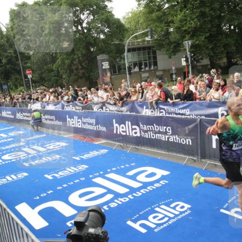 29.06.2025 - hella hamburg halbmarathon Michael Strokosch http://msf.ph/oto/8536013 29.06.2025 10:24:43 Ziel  meine-sportfotos.de