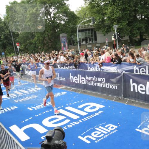 29.06.2025 - hella hamburg halbmarathon Michael Strokosch http://msf.ph/oto/8536014 29.06.2025 10:44:07 Ziel  meine-sportfotos.de