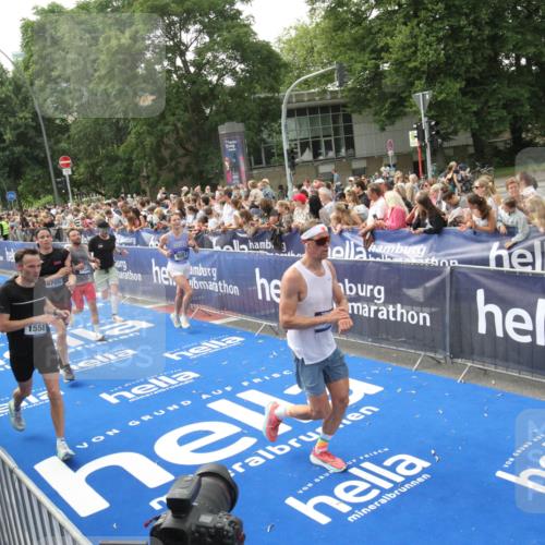 29.06.2025 - hella hamburg halbmarathon Michael Strokosch http://msf.ph/oto/8536016 29.06.2025 10:44:08 Ziel  meine-sportfotos.de