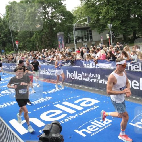 29.06.2025 - hella hamburg halbmarathon Michael Strokosch http://msf.ph/oto/8536017 29.06.2025 10:44:08 Ziel  meine-sportfotos.de