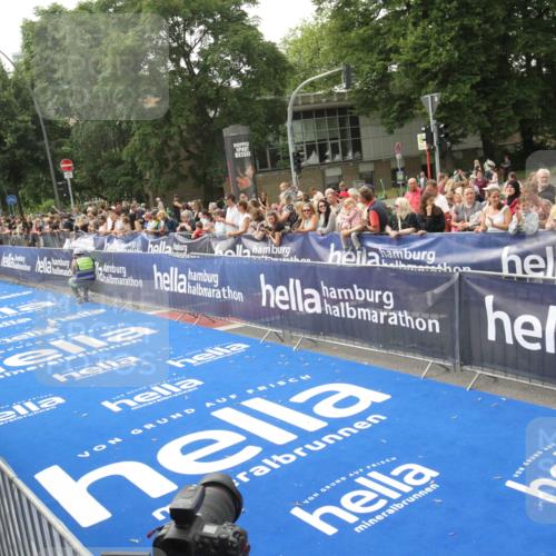 29.06.2025 - hella hamburg halbmarathon Michael Strokosch http://msf.ph/oto/8536018 29.06.2025 10:24:44 Ziel  meine-sportfotos.de