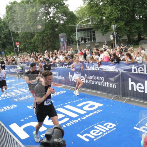 29.06.2025 - hella hamburg halbmarathon Michael Strokosch http://msf.ph/oto/8536019 29.06.2025 10:44:08 Ziel  meine-sportfotos.de
