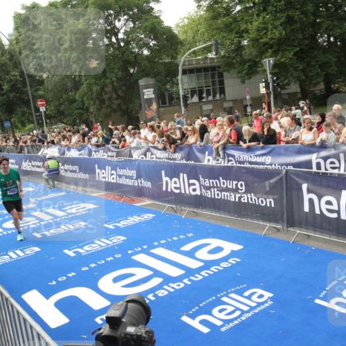 29.06.2025 - hella hamburg halbmarathon Michael Strokosch http://msf.ph/oto/8536020 29.06.2025 10:24:46 Ziel  meine-sportfotos.de