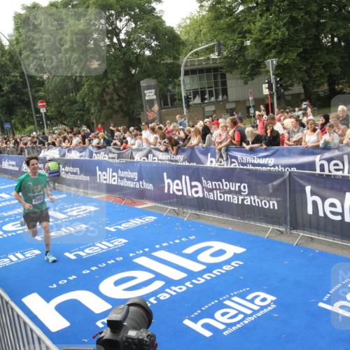 29.06.2025 - hella hamburg halbmarathon Michael Strokosch http://msf.ph/oto/8536022 29.06.2025 10:24:46 Ziel  meine-sportfotos.de