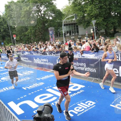 29.06.2025 - hella hamburg halbmarathon Michael Strokosch http://msf.ph/oto/8536023 29.06.2025 10:44:09 Ziel  meine-sportfotos.de