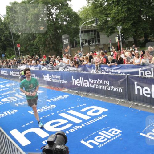 29.06.2025 - hella hamburg halbmarathon Michael Strokosch http://msf.ph/oto/8536024 29.06.2025 10:24:47 Ziel  meine-sportfotos.de
