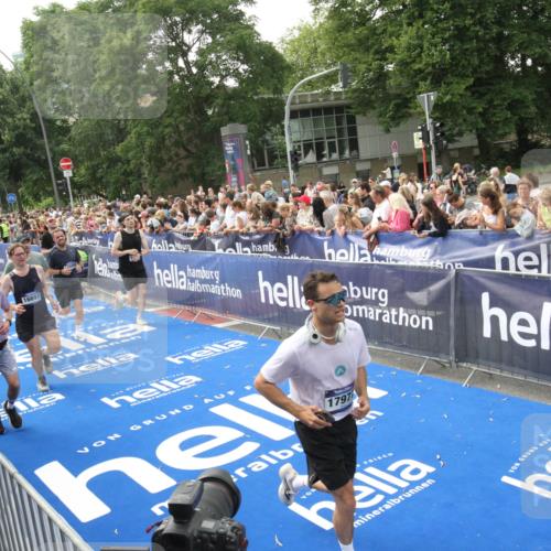 29.06.2025 - hella hamburg halbmarathon Michael Strokosch http://msf.ph/oto/8536025 29.06.2025 10:44:11 Ziel  meine-sportfotos.de