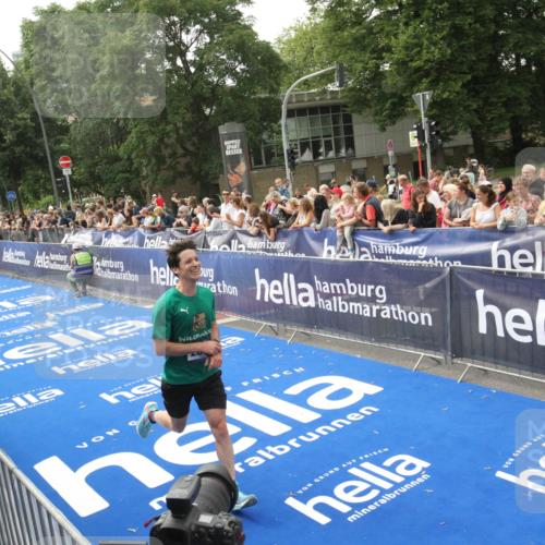 29.06.2025 - hella hamburg halbmarathon Michael Strokosch http://msf.ph/oto/8536026 29.06.2025 10:24:47 Ziel  meine-sportfotos.de