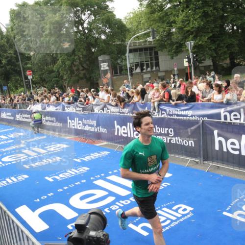 29.06.2025 - hella hamburg halbmarathon Michael Strokosch http://msf.ph/oto/8536028 29.06.2025 10:24:47 Ziel  meine-sportfotos.de