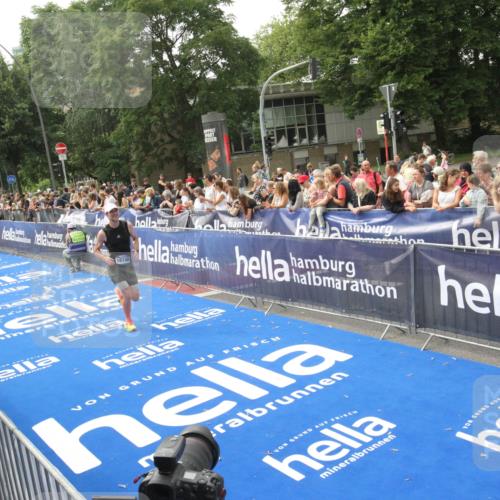 29.06.2025 - hella hamburg halbmarathon Michael Strokosch http://msf.ph/oto/8536030 29.06.2025 10:24:51 Ziel  meine-sportfotos.de