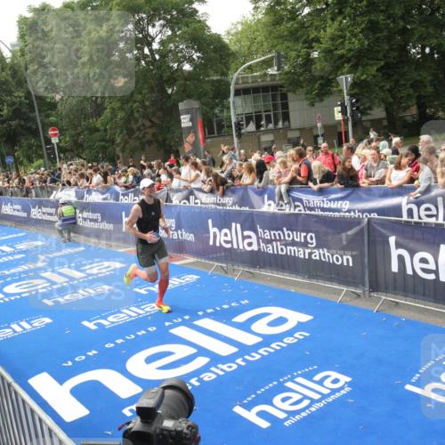 29.06.2025 - hella hamburg halbmarathon Michael Strokosch http://msf.ph/oto/8536032 29.06.2025 10:24:52 Ziel  meine-sportfotos.de