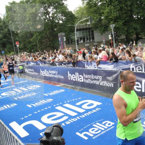 29.06.2025 - hella hamburg halbmarathon Michael Strokosch http://msf.ph/oto/8536033 29.06.2025 10:44:14 Ziel  meine-sportfotos.de