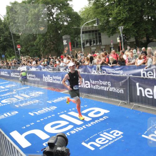 29.06.2025 - hella hamburg halbmarathon Michael Strokosch http://msf.ph/oto/8536034 29.06.2025 10:24:52 Ziel  meine-sportfotos.de