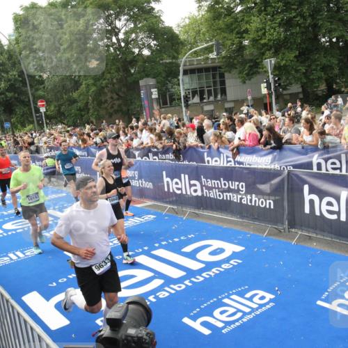 29.06.2025 - hella hamburg halbmarathon Michael Strokosch http://msf.ph/oto/8536040 29.06.2025 10:44:15 Ziel  meine-sportfotos.de