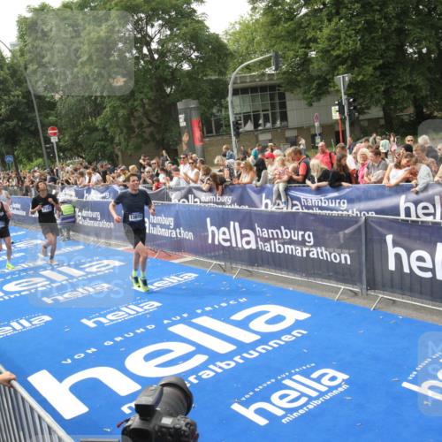 29.06.2025 - hella hamburg halbmarathon Michael Strokosch http://msf.ph/oto/8536041 29.06.2025 10:24:55 Ziel  meine-sportfotos.de