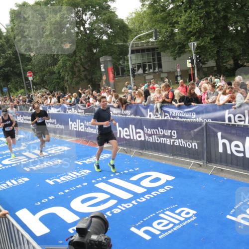 29.06.2025 - hella hamburg halbmarathon Michael Strokosch http://msf.ph/oto/8536044 29.06.2025 10:24:55 Ziel  meine-sportfotos.de
